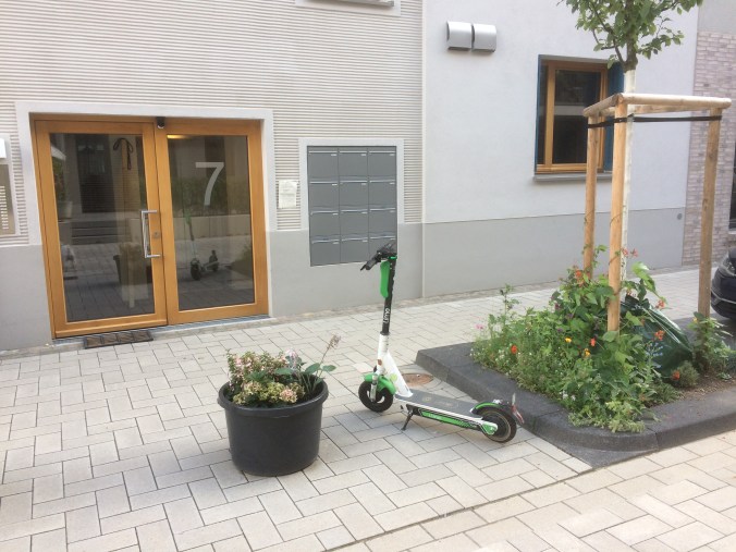 eScooter vor unserem Haus