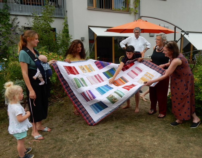 Der neue Quilt und seine neue Besitzerin (dritte von links)