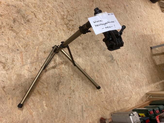 Der junge dynamische Fahrradmontageständer