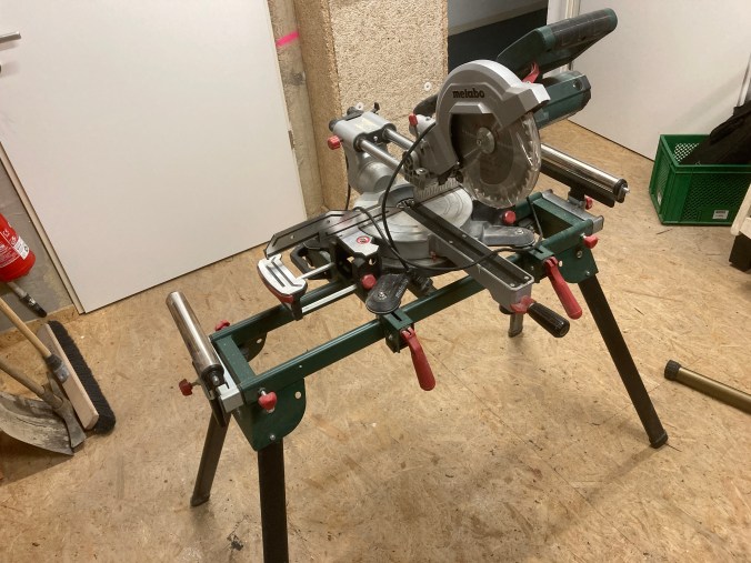 Der neue schöne Bock unter der Zug-Kappsäge