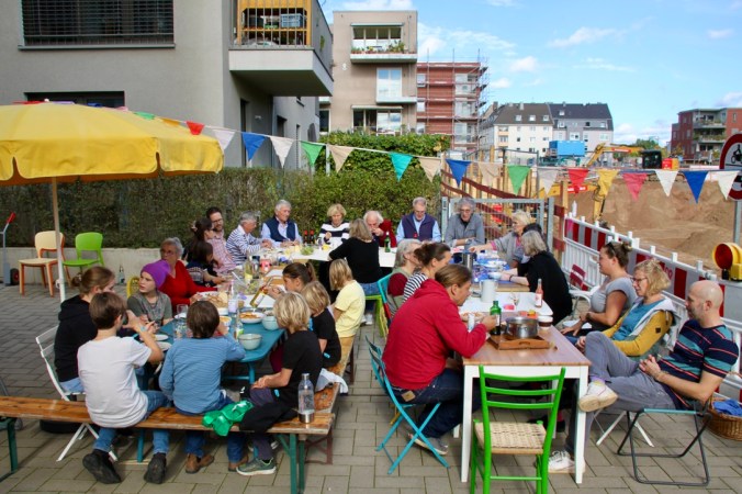 Fröhliche Gesellschaft beim Gassenessen