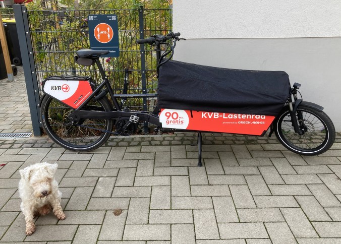 Das KVB-Lastenrad vor unserem Haus