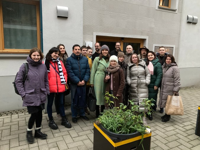 Gruppenfoto unserer ukrainischen Besucher*innen (mit zwei Wunschnachbarn im Hintergrund)