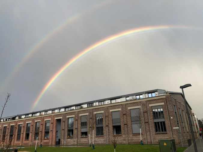 Regenbogen über der Halle 17