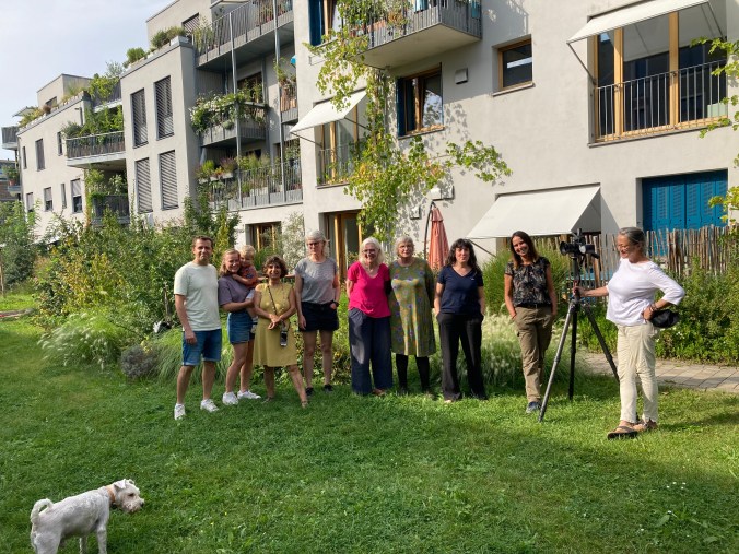 Einige Wunschnachbarn mit den Besucherinnen von "Mein Eigenheim"