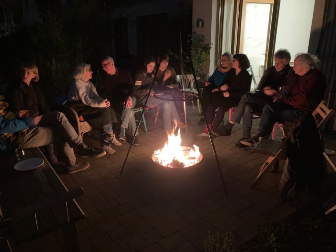 Lagerfeuer auf der Gemeinschaftsterrasse