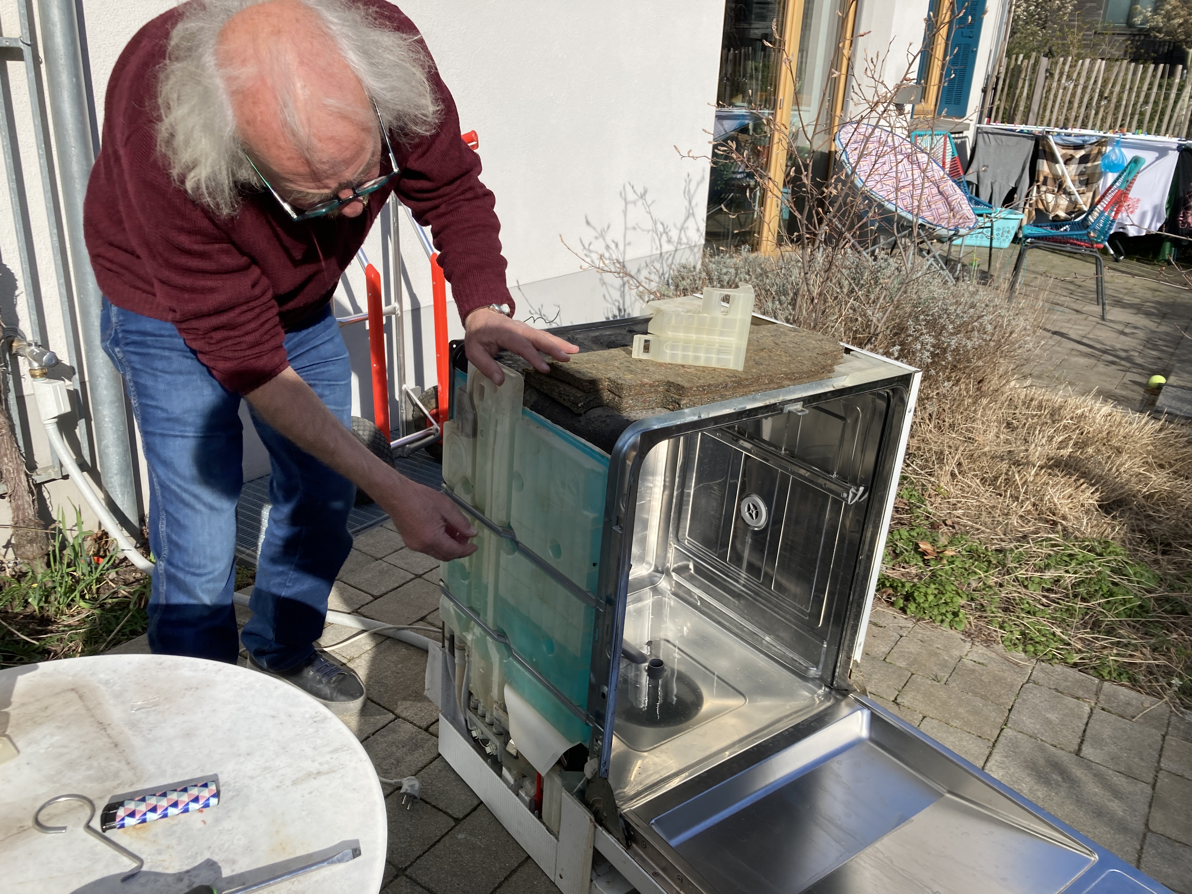 Ein erfahrener Reparateur bei der Spülmaschinenreparatur