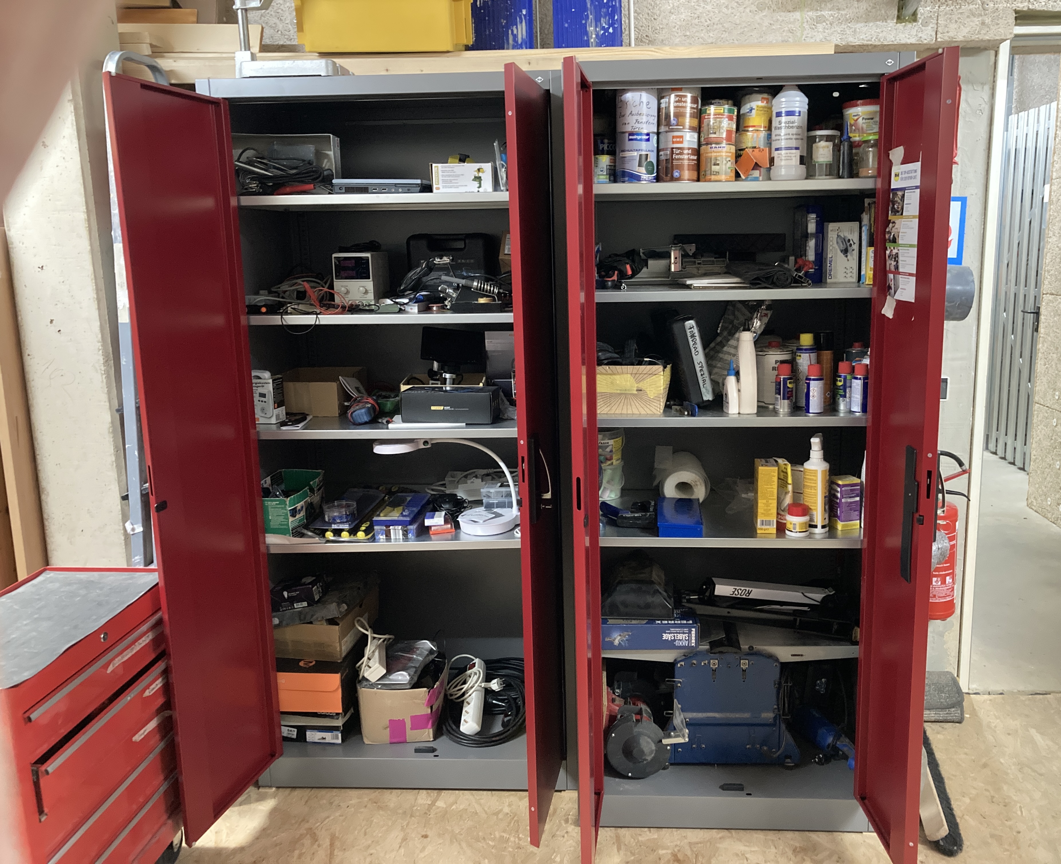 Zwei geöffnete Werkstattschränke mit diversem Inhalt
