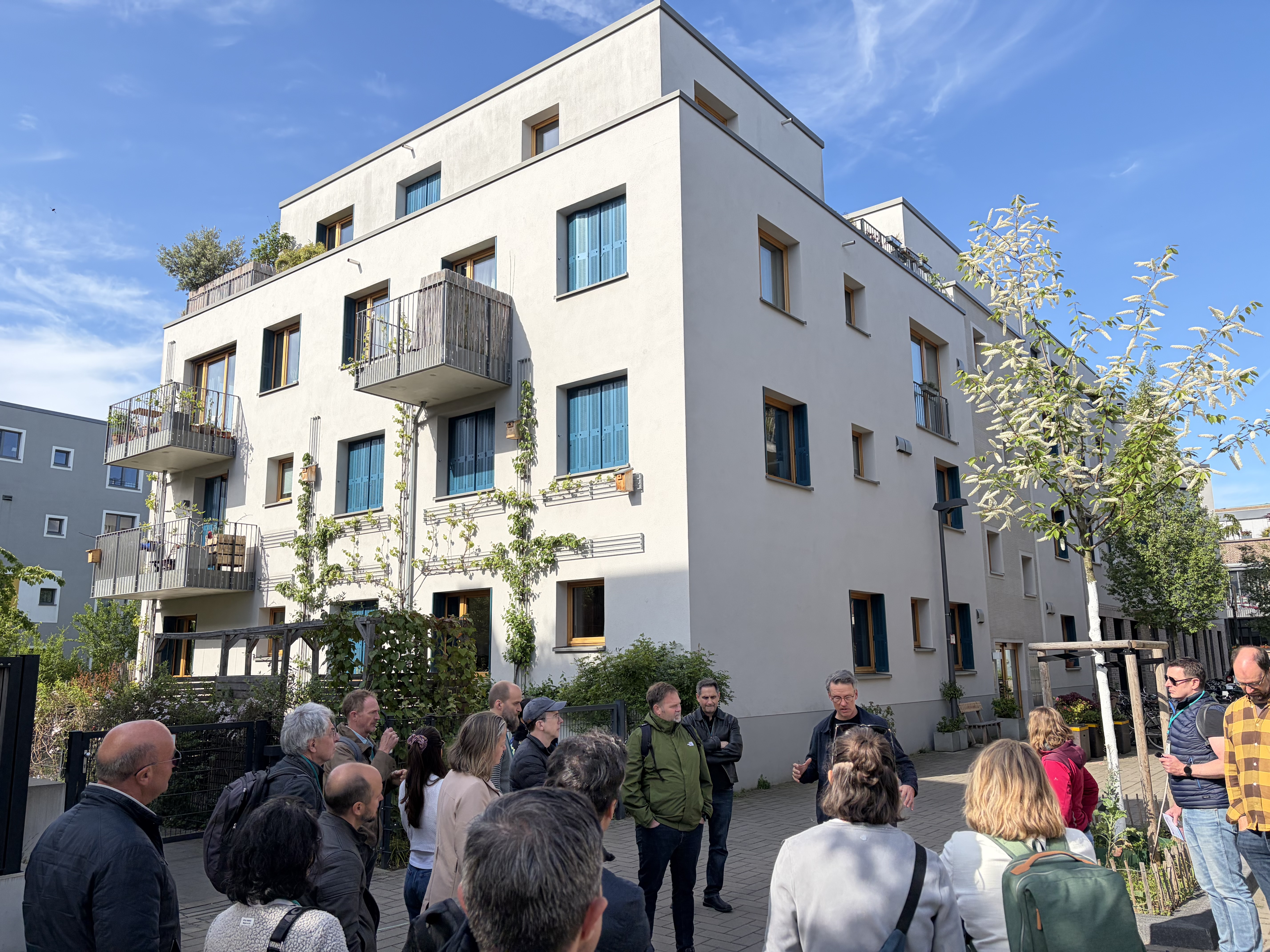 Eine Besuchergruppe steht vor unserem Haus